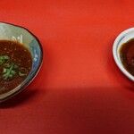 赤春園 - 水餃子用味噌だれ(左)と焼き餃子用たれ