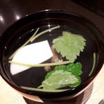 わたべ - ⚫お吸い物　肝吸いで、肝を炙る丁寧な仕事。見たことないな。