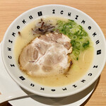 博多ラーメン 一杢 - 大阪で食べるなら豚骨が苦手な人にいいと思う。焼豚は肉の味が引き出されてる。木耳はコリコリで満足量。後半はすり胡麻を使用。