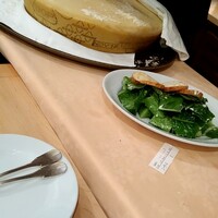Osteria UVA RARA 横浜 - 初々しいスタッフさんが目の前でグラナパダーノを削って下さいました♡