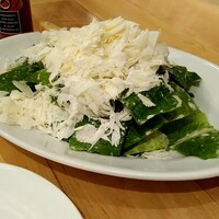 Osteria UVA RARA 横浜 - 軽くドレッシングで和えたロメインレタスの上に、削り立てのグラナパダーノがたっぷり♡