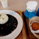 SORAHAKU  CAFE - 宇宙の星空カレー 辛口(830円税込)、信長コロッケ(260円税込)、ふわふわ雲のソーダゼリー(600円税込)