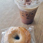 DOUTOR COFFEE SHOP - アイスカフェモカMサイズ360円也。（注：ベーグルは違う店のもの）