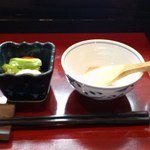 日本料理 喜春 - お漬け物。茶碗。