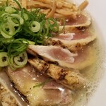 麺屋 六感堂 - 温製 シャポーン鶏の山椒ＳＯＢＡ（しお）＋鶏タタキ増し