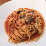 グランデリ - パスタ「シンプル トマトソース 野菜入り」。その名の通りどこまでもシンプルにトマトを愉しむ。