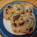 ハタダベーカリー - ドライフルーツブレッド断面