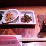 心楽 - 久々の、乾杯～。付き出し３品、旨～し。