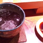 心楽 - 焼酎の登場も、必然的に早くなる。醤油に浮く脂が、旬を物語る。