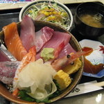 おおつき - おまかせ海鮮丼(980円)
