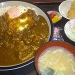 レストラン 司 - カレー（ﾊﾝﾊﾞｰｸﾞ、目玉焼き）