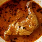 ルウォント - カシューナッツとトマトのスープカレーに入っていたチキンレッグをほぐします…