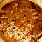 ルウォント - カシューナッツとトマトのスープカレーに入っていたチキンレッグをほぐしたら…器にライスを入れちゃいます…