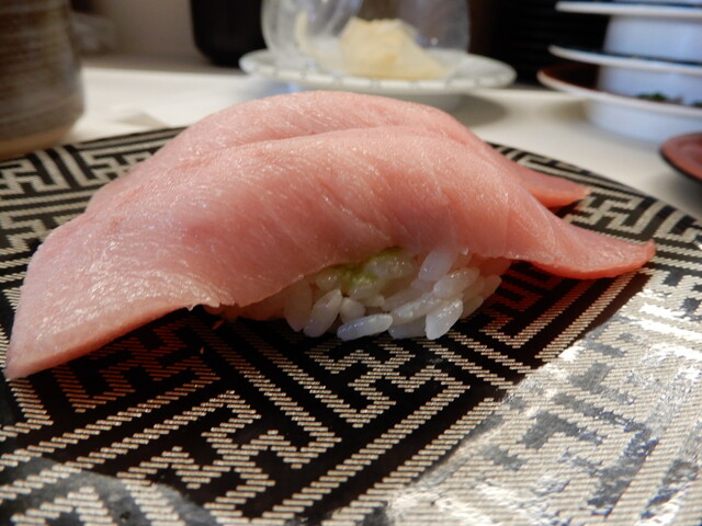 和牛ロッシーニ寿司”は世界三大珍味の内の2ツを贅沢に使用した