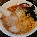 北海道らーめん ともや - 珍しい卵麺かな？黄色いです！やや細麺