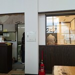 蕎麦六 - 店内には蕎麦打ちスペースもあり。