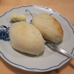 ステーキハウス キッチンリボン - パンは焼きたてふかふかほっかほか