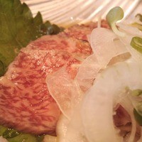 ビフテキのカワムラ 三宮本店 - 前菜的なナマな霜降り肉