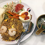 シンガポール 海南鶏飯 - ナシゴレンプレートとセットスープ