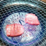 Yakiniku Ya Sakai Jouetsu Takadaten - 上牛タン（塩）　から焼いていきます