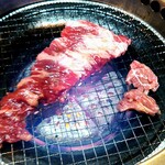 h Yakiniku Ya Sakai Jouetsu Takadaten - 大判極カルビ、これはデカいです、楽しい、焼いてからはさみで、食べやすい大きさに切って食べました