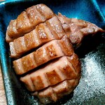 Yakiniku Ya Sakai Jouetsu Takadaten - 最後に上牛タンを焼いて、あー旨いな～、刻み包丁がさらに美味しく感じられます　!(^^)!