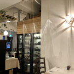 カーサ カルマ - テーブルはビニールカーテンで仕切っています