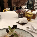 カーサ カルマ - カカオパウダーを振りかけるパフォーマンス