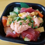 丼丸 - 料理写真:バラ鮭トロ丼 550円