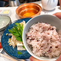 しゃぶしゃぶ 山笑ふ 銀座店 - 10穀米と野菜盛り合わせ。