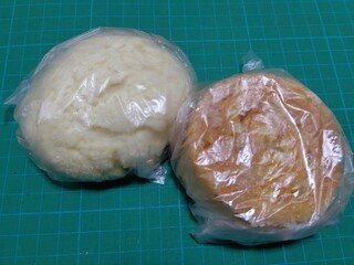 Kamome Kurabu - 天然酵母のメロンパン120円、クイニーアマンオレンジ150円