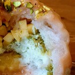 つばめ氷菓店 - 桃とピスタチオ内部 奇跡はこの重なりから産まれている！