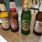 タイ東北酒場 ソムタムローンプレーン - タイやラオスのビール飲み比べ。小瓶各５９０円(税別)。