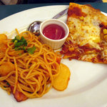ピエトロ - スパゲッティ：ベーコンとトマトのチリトマトソース＋ピザ：ツナとコーンのマヨネーズソース