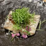 鮨 由う - 小柴産太刀魚 塩焼芽ネギと玉葱ソースで