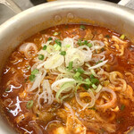 大阪焼肉・ホルモン ふたご - うま辛ラーメン（¥680）麺はインスタントの麺です...