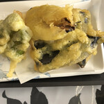 ヤマタくん - 選ばなかった天ぷらは、イワシが3尾に加えて野菜天、間違いなくこっちもボリュームあります