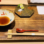 日本橋 蕎ノ字 - 特製天つゆと西伊豆産の塩と静岡産のすだちを使う。