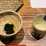 日本橋 蕎ノ字 - 蕎麦の実の先付けとアサリ蕎麦出汁
      天ぷらを食す前に胃を温める効果がある。