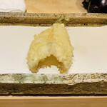 日本橋 蕎ノ字 - ■きす
      ☆ 千葉県富津市竹岡漁港のきす。
      身はふっくら。火入れ加減は絶妙。香りも豊か。
      塩でひと口、残りは天つゆで頂く。