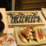 日本橋 蕎ノ字 - 天龍川の鮎と折戸なすとみょうがの厳選食材。全て静岡県産。