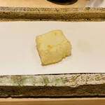 日本橋 蕎ノ字 - ■いか
      ☆駿河湾産の５kgの大きなアオリイカ。身は大きく甘い。
      イカを一回冷凍させてから揚げると甘みが増すとの事。