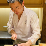 日本橋 蕎ノ字 - カウンター越に鈴木大将との会話も楽しい。親切にわかりやすく食材などを教えてくれる。