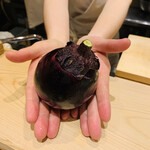 日本橋 蕎ノ字 - ■清水産のなす
      ☆ 徳川家康も食べていた「折戸なす」。家康が愛したものともいわれる「一富士、二鷹、三茄子」のことわざのなすが「折戸なす」と言われている。