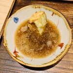 日本橋 蕎ノ字 - ■なす
      ☆静岡県清水産の折戸なす。
      一つ目はそのまま生で塩で頂く。二つ目は天つゆまたは塩で頂く。ジューシーで甘みが深い。