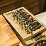 日本橋 蕎ノ字 - ☆静岡県天龍川の若鮎。大将と同県人の『銀座小十』の奥田氏から紹介された同じ鮎を仕入れて使っているとの事。
      見た目も美しい若鮎。