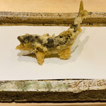 日本橋 蕎ノ字 - ■若あゆ
      ☆静岡県天龍川の若鮎。川を泳いでいるような姿で供される。