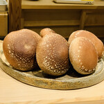 日本橋 蕎ノ字 - 静岡市岡部町の杉山農園の椎茸。玉取で菌床作りから収穫まで行われるので玉取茸と呼ばれる。ハウス1棟に1つずつラジカセを置き、栽培中の玉取茸にモーツアルトを聞かせている。農林水産大臣賞を受賞している。