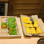 日本橋 蕎ノ字 - 色鮮やかなうに大葉巻きと、とうもろこしの食材。