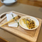 ブラッセリー ラシュレ - とうもろこしにクリームチーズ、新玉ねぎとアンチョビをパリパリの皮で